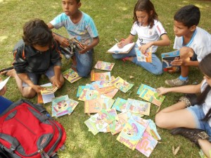 Integrantes da Gibiteca Guatazinho organizam roda de leitura. Foto: Kariny Wermouth